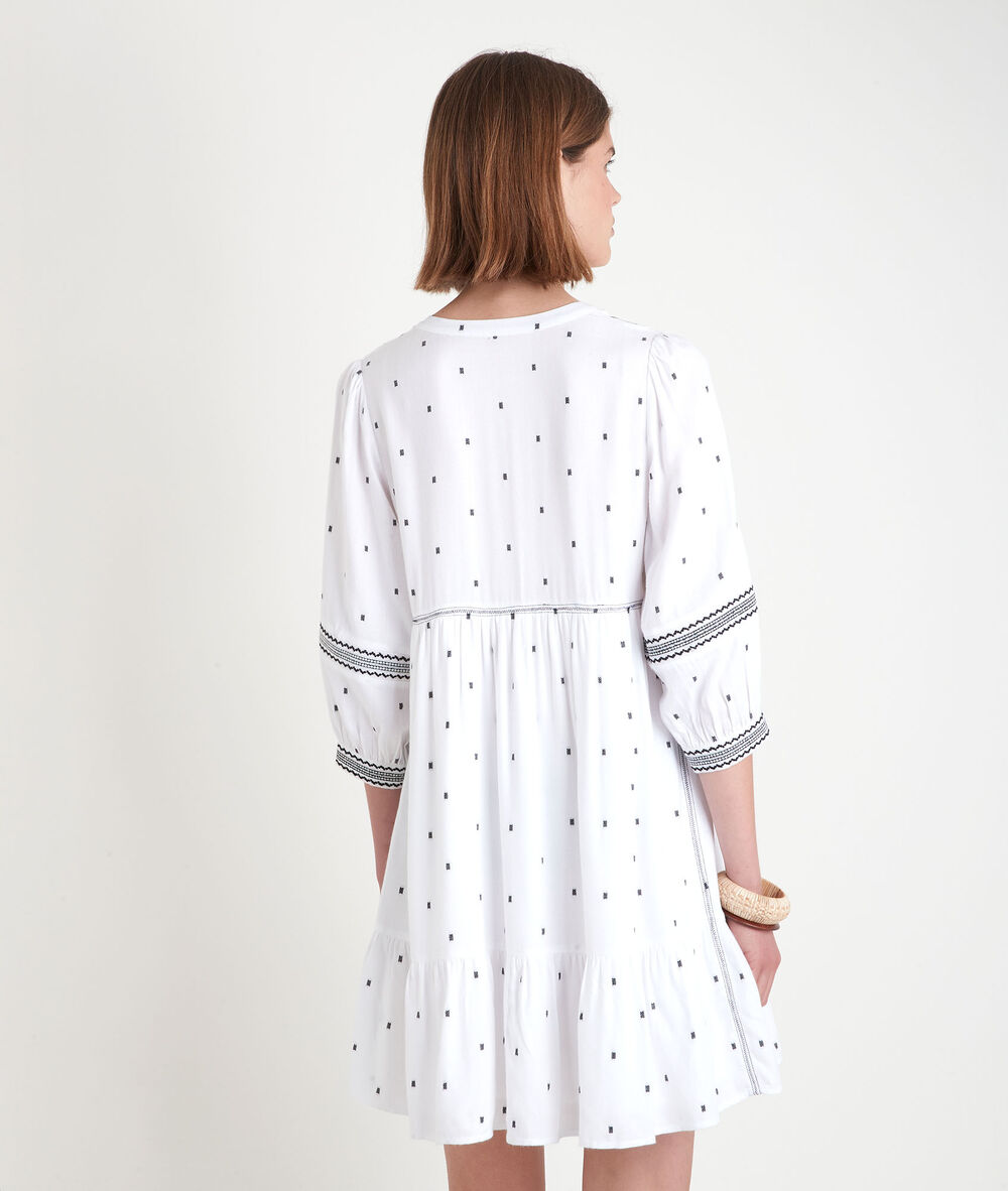 Robe courte brodée blanche larie ecru.