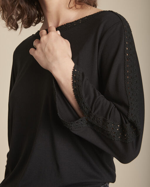 Tee-shirt noir en dentelle caprice noir.
