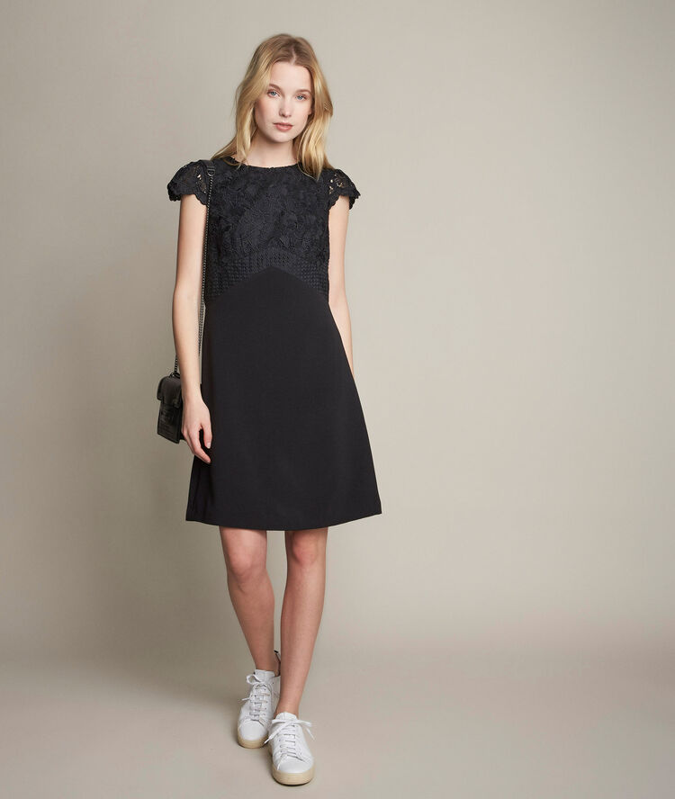 Robe &agrave; dentelle ondine noir.