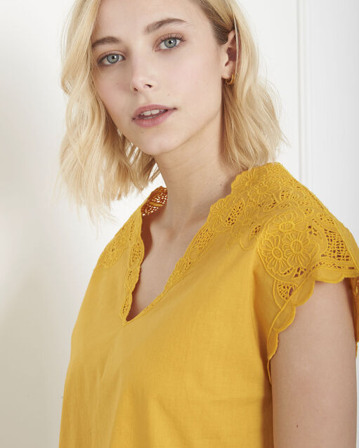 Blouse jaune brodée volage bouton d`or.