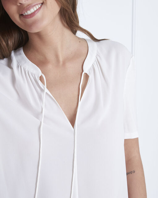 Blouse blanche encolure lacée viola creme.