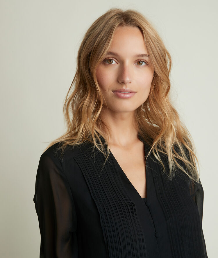 Robe en soie plissée coralie noir.