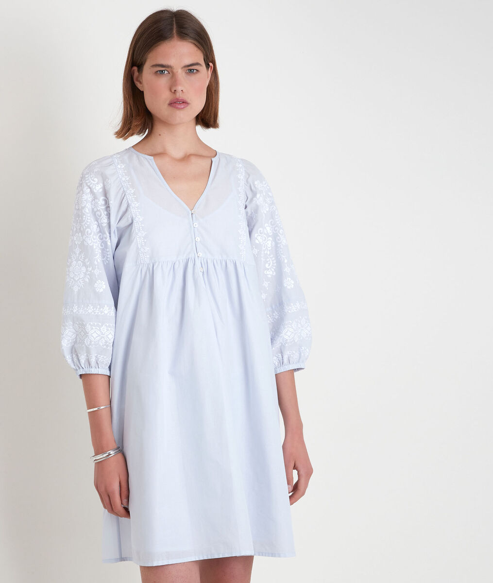 Robe courte brodée bleu pâle Samantha | 1-2-3 Robe courte brodée bleu pâle Samantha PhotoZ | 1-2-3