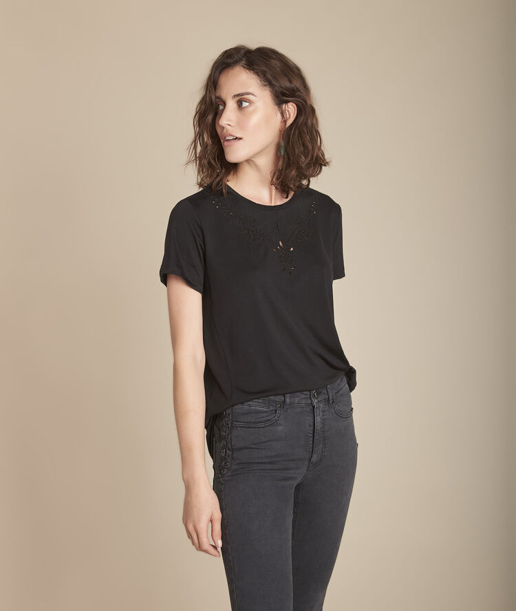 Zwart t-shirt met ajour details aan de halslijn chypre noir.