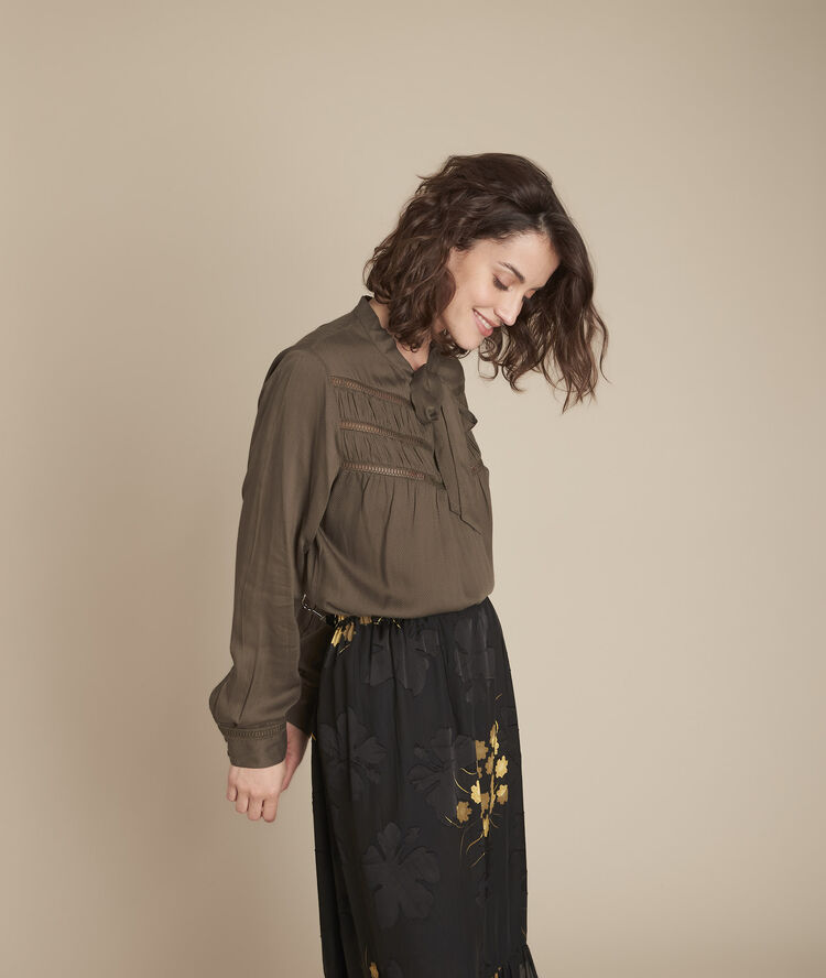 Kaki blouse lavalli&egrave;re en kant moulin kaki.