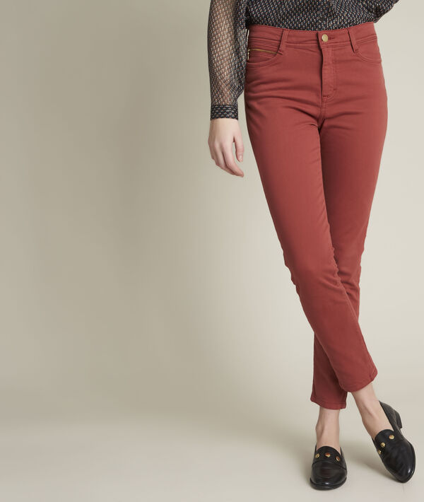 Die ikonische, portorote Jeans aus Baumwollsatin Sultan | 1-2-3 Die ikonische, portorote Jeans aus Baumwollsatin Sultan PhotoZ | 1-2-3