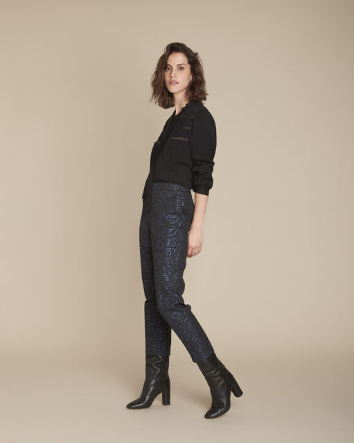 Blouse noire lavallière et dentelle moulin noir.