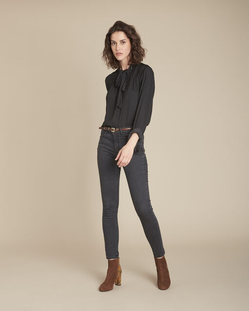 Schwarzen Hemdbluse mit Ösen-Ausschnitt und Schal, Maud (2) - Maison 123