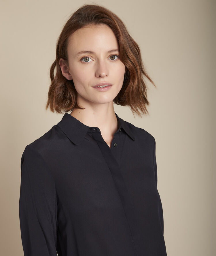 Chemise marine en soie maelle marine.