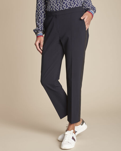 Pantalon de tailleur marine et sa bande lat&eacute;rale suzanne marine.