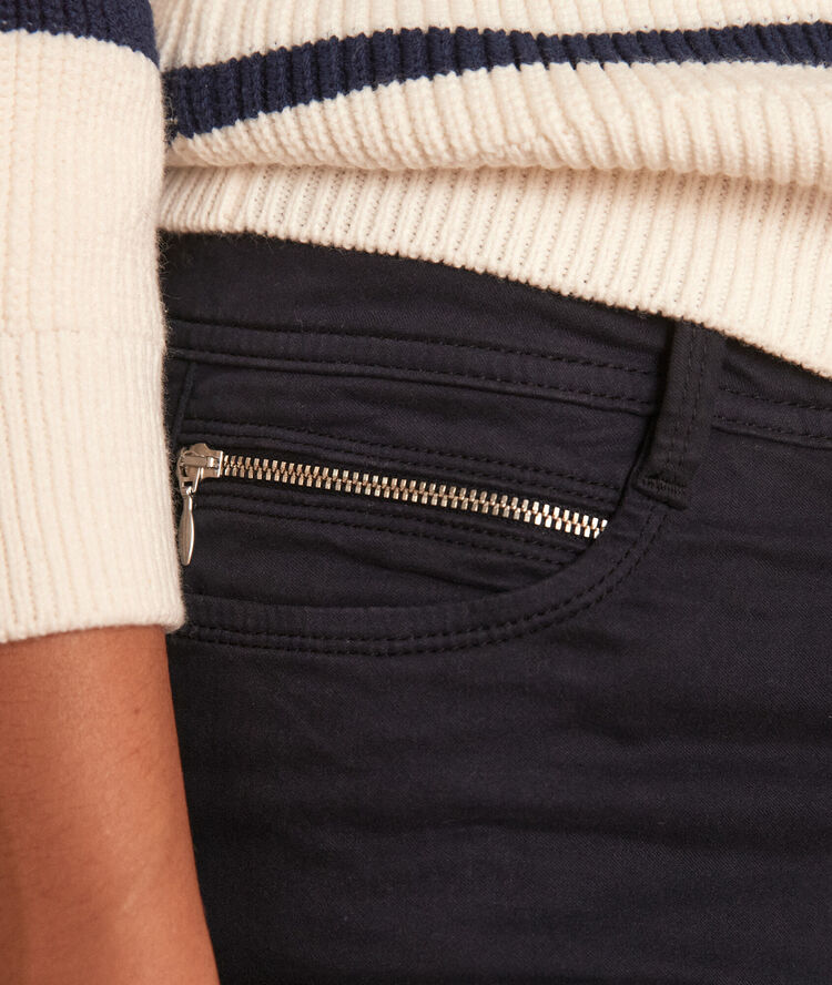 L'iconique slim satin de coton marine sultan marine.