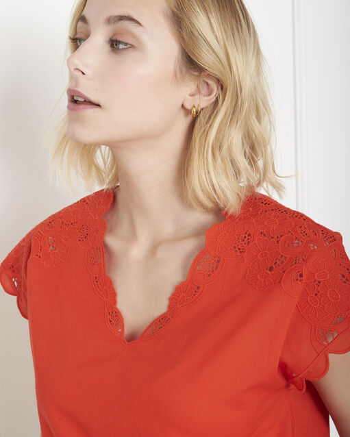 Blouse rouge brodée volage orange.