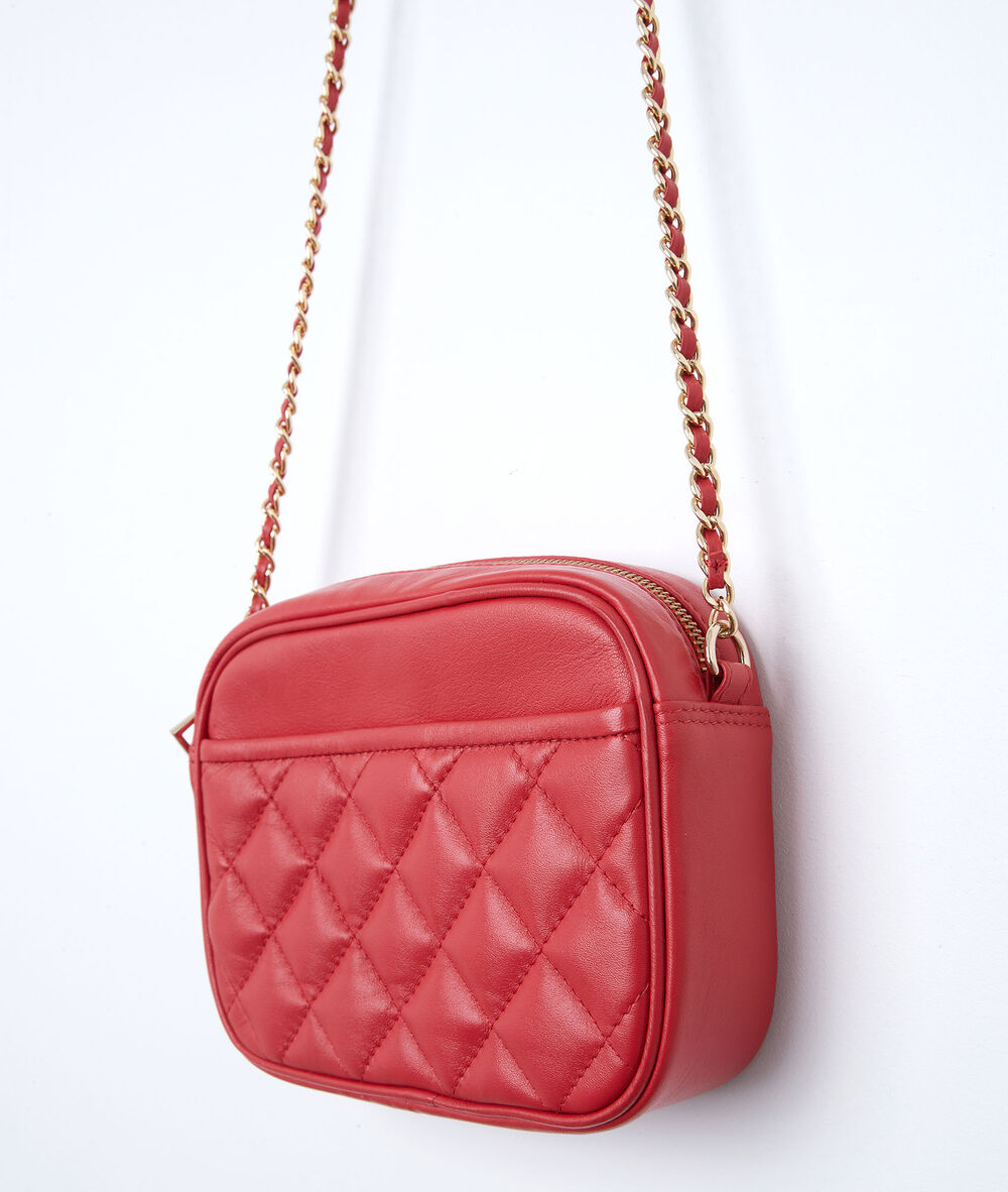Pochette en cuir matelassée rouge dan rouge.
