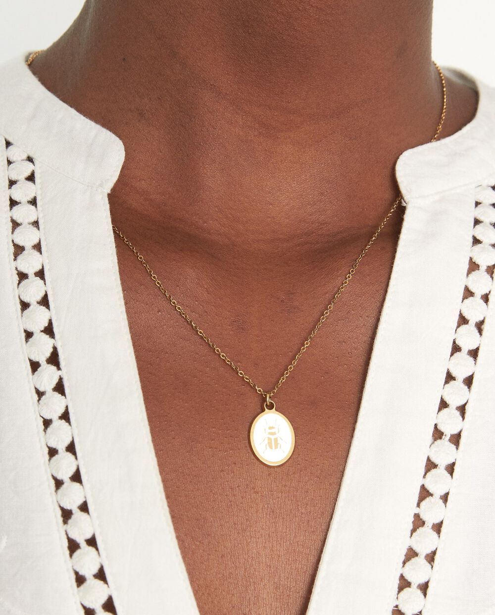 Collier m&eacute;daille laqu&eacute; scarab&eacute;e ivoire or bijoux l&eacute;one.