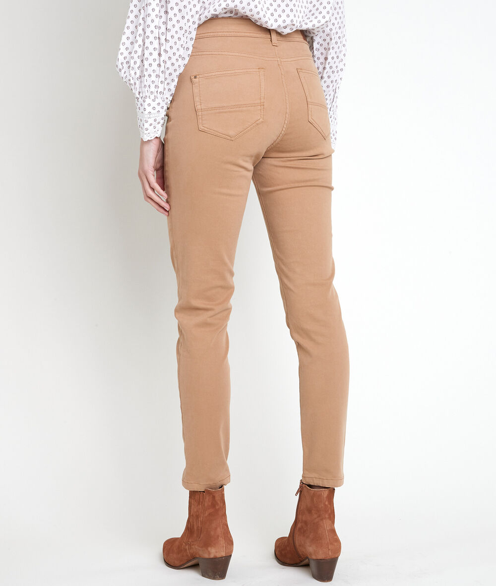 L'iconique slim jean satin de coton marron sultan bronze.