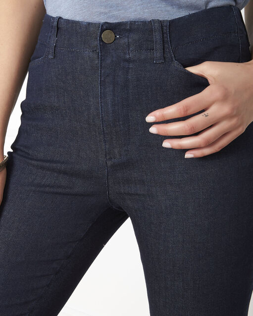 Jean indigo droit capri indigo fonce.