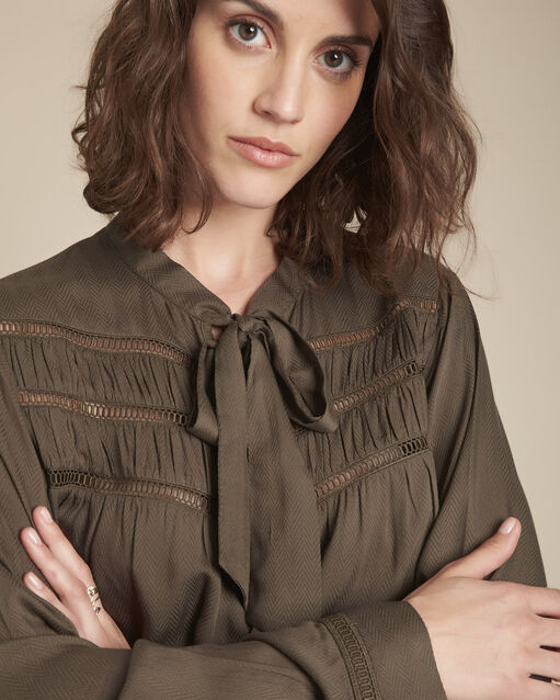 Blouse kaki lavalière et dentelle moulin kaki.