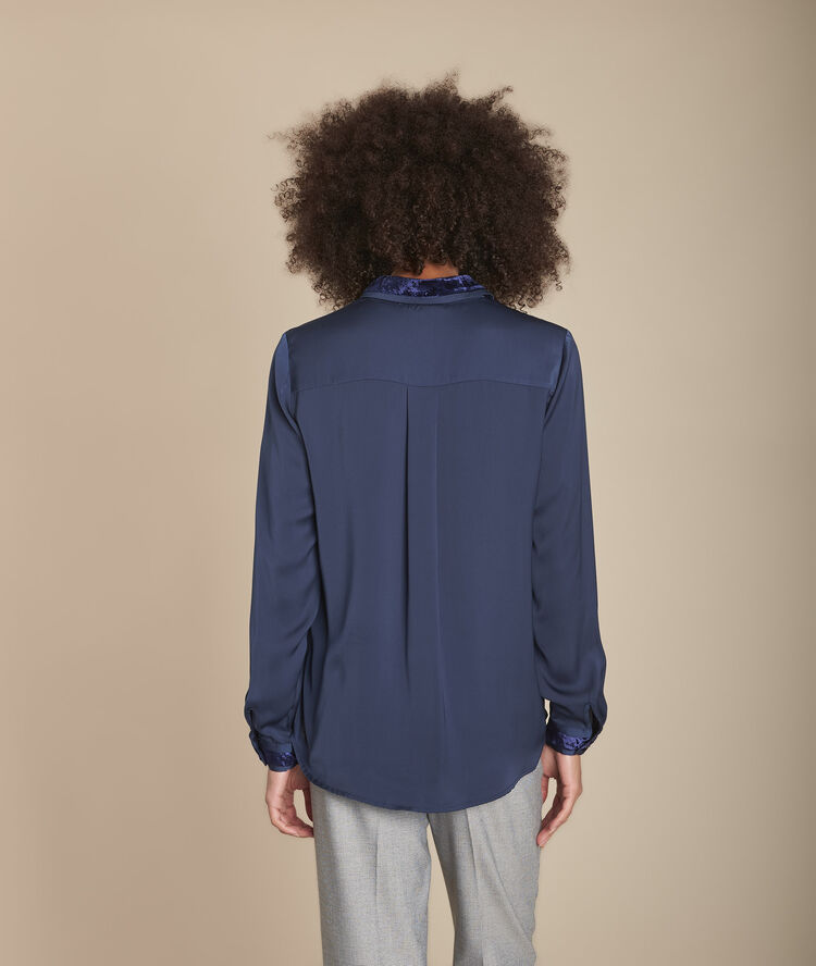 Chemise marine satinée col velours maya marine.