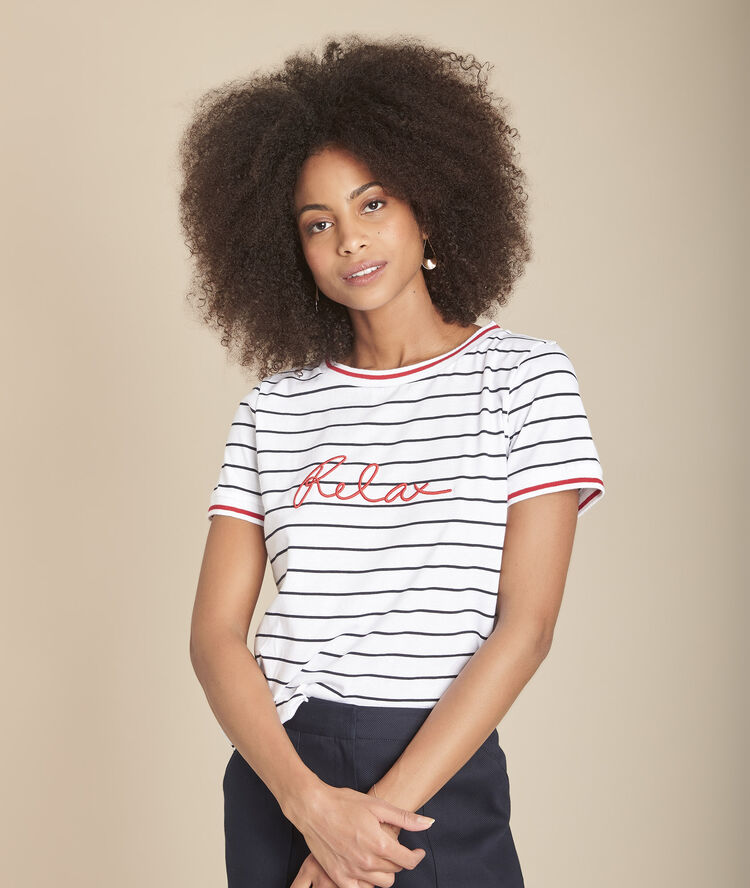 Weißes t-shirt mit streifen und gestickter aufschrift cabourg weiss.