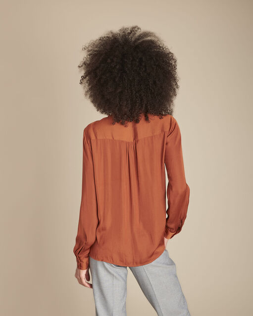 Mahagonifarbene hemdbluse ausschnitt mit ösen und schal maud karamell.