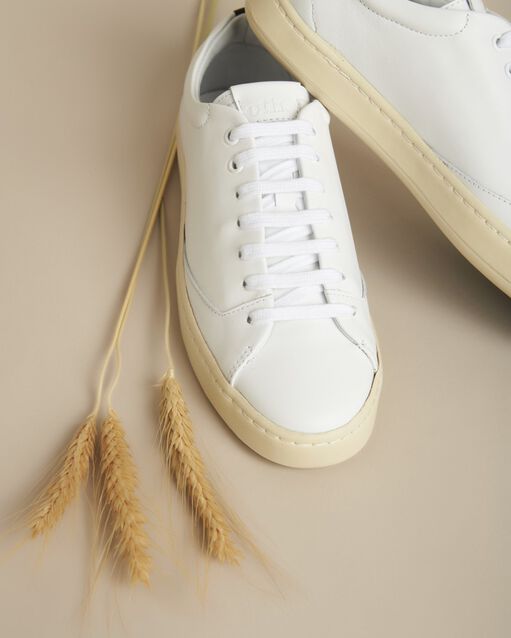 Witte leren sneakers gravi&egrave;re blanc.