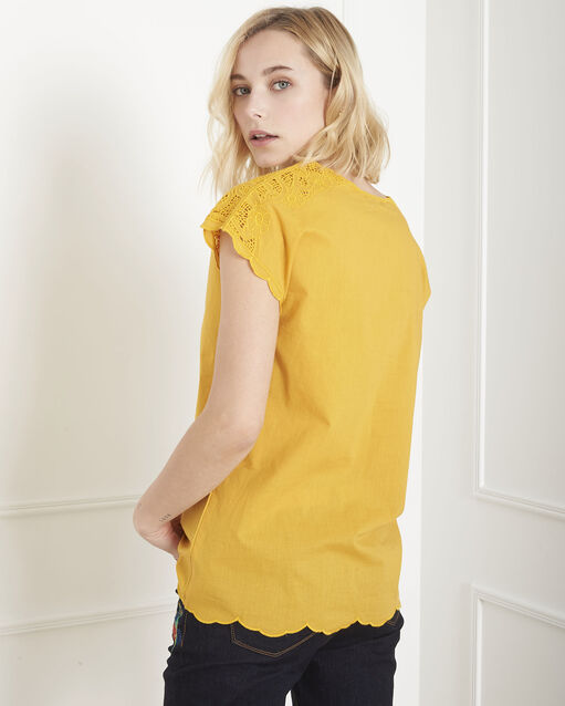 Blouse jaune brodée volage bouton d`or.