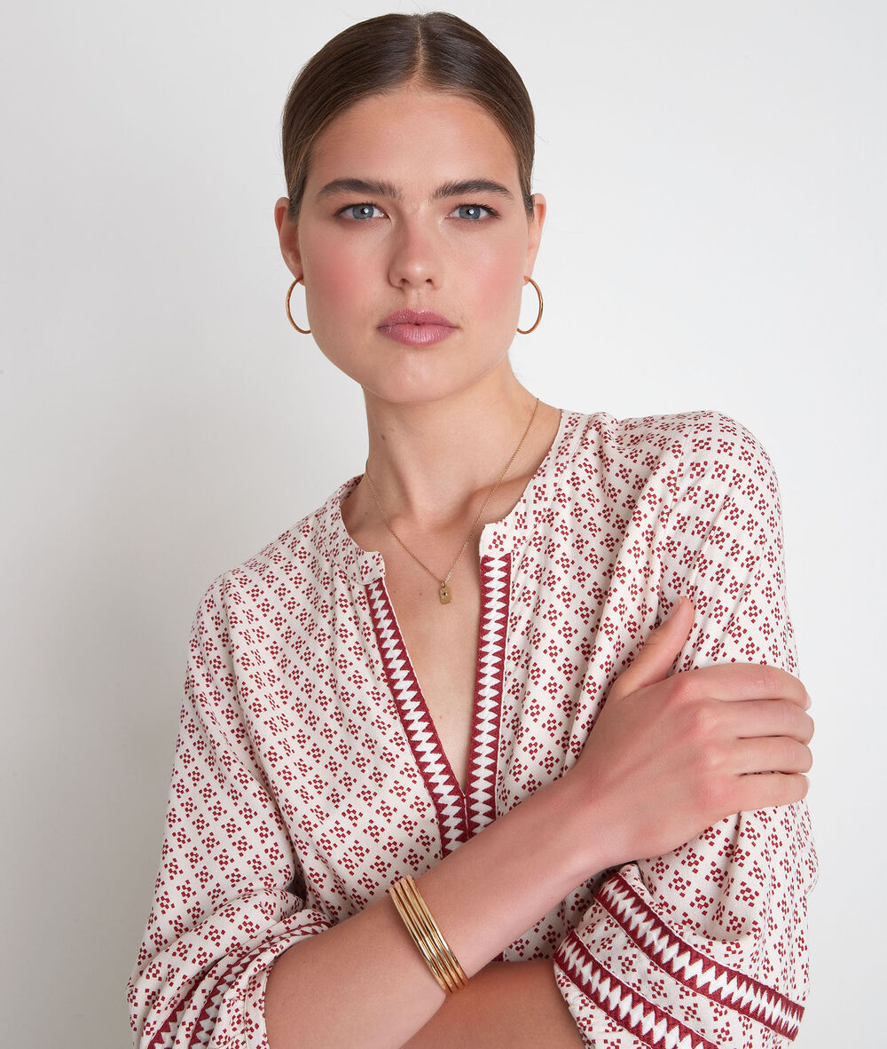 Robe courte et fluide imprimée écrue et bordeaux suzanne pêche.