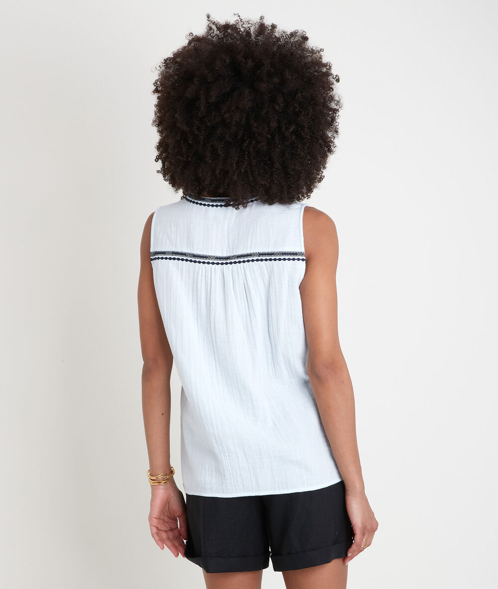 Lichtblauwe geborduurde blouse zonder mouwen alia pure bleached.