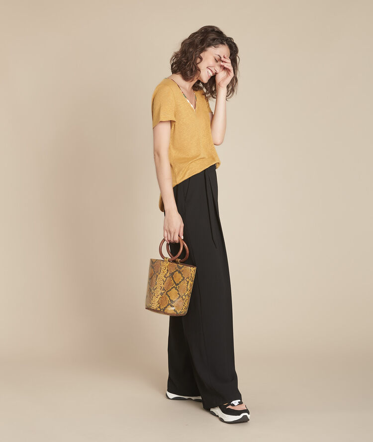 Tee-shirt jaune en lin capri ocre.