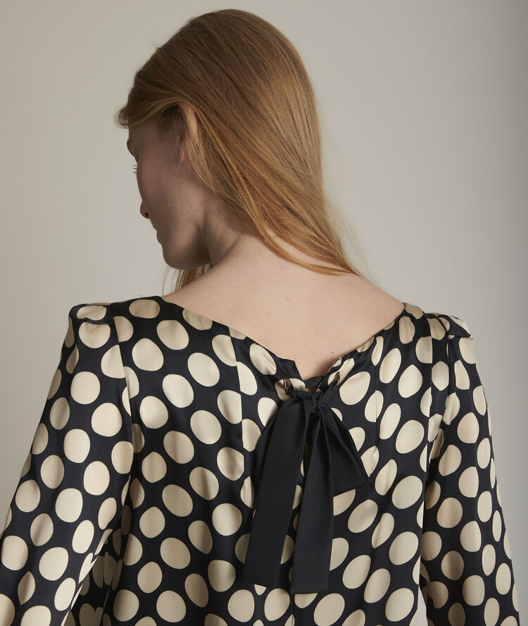 Robe en soie à pois rosie noir.