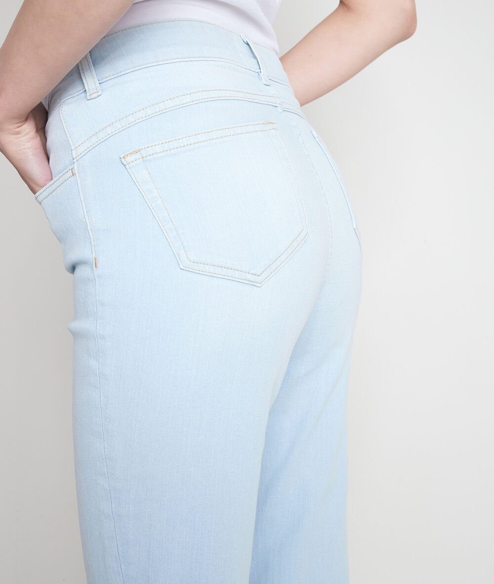 Jean flare à bords francs en coton bio bleu clair fidji pure bleached.
