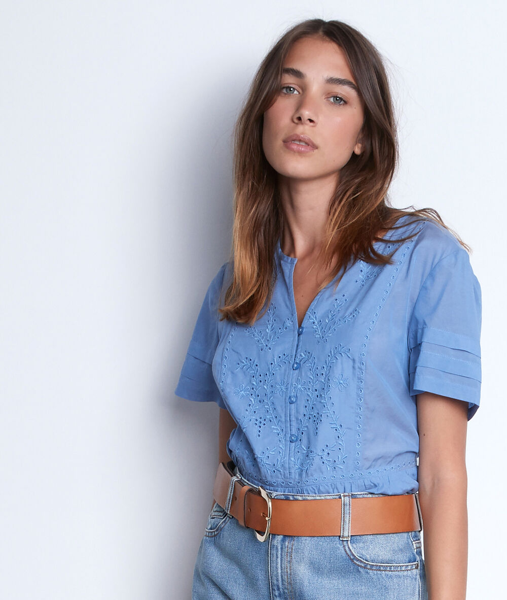 Blouse à manches courtes brodée bleu ciel auriane bleu clair.