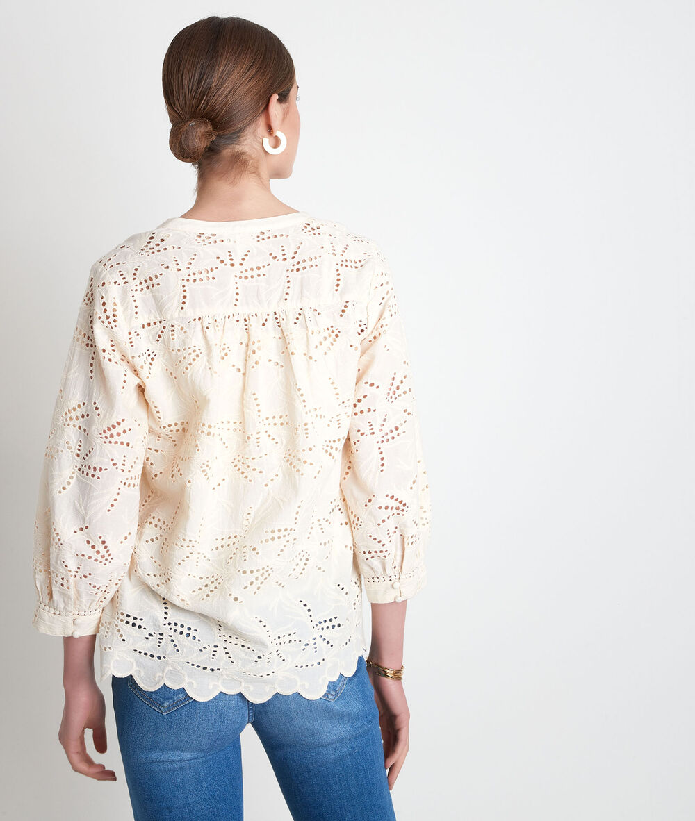 Strogele blouse met engels borduurwerk tebene paille.