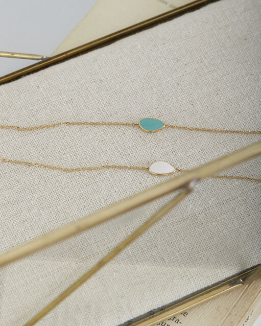 Goldfarbenes armband mit grünem tränenanhänger tarsana flechtengrün.