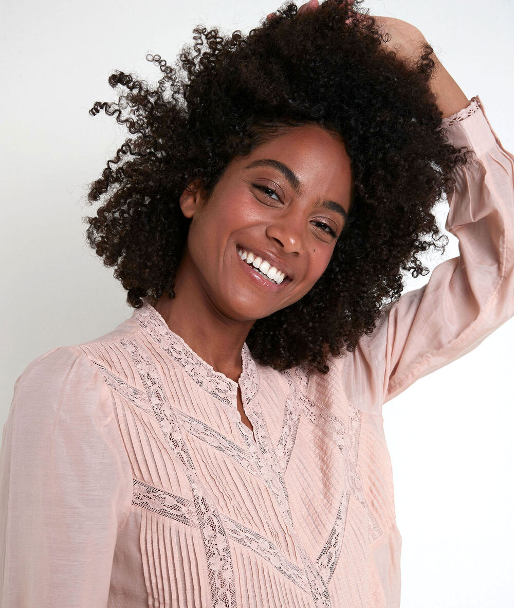 Blouse poudre en dentelle tara poudre.