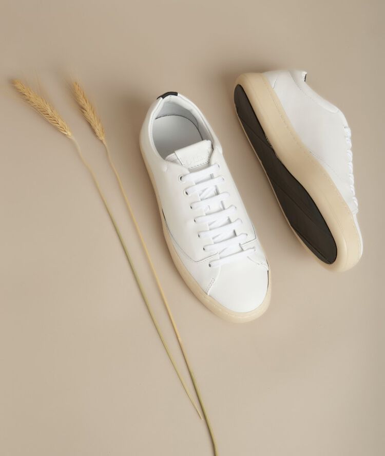 Baskets blanches en cuir gravière blanc.