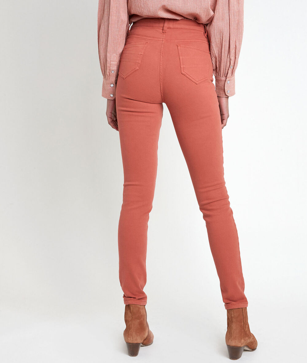 L'iconique slim jean goyave en coton recyclé suzy goyave.