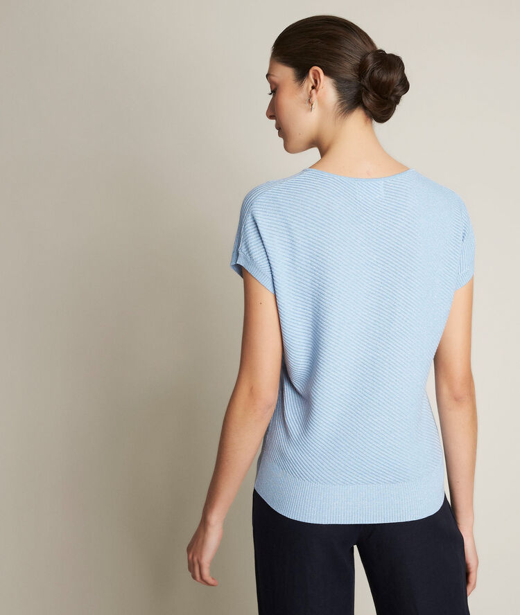 Pull bleu ciel deria nuage.