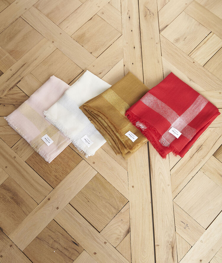 Foulard ambre brillant galet ocre.
