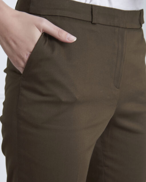 Pantalon kaki cigarette rubis kaki.
