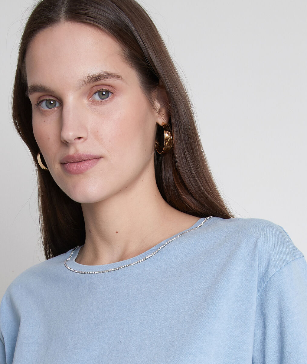 Tee-shirt en coton bio et col strassé bleu ciel Inox | 1-2-3 Tee-shirt en coton bio et col strassé bleu ciel Inox PhotoZ | 1-2-3