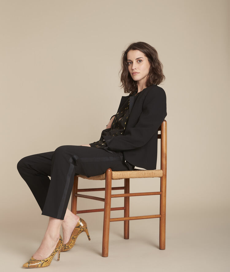 Zwart jasje uit microvezel en grove korrel charme noir.