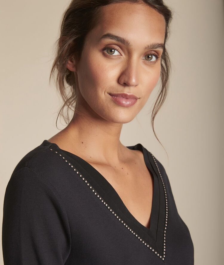 Zwart t-shirt met v-hals en kleine studs carla noir.