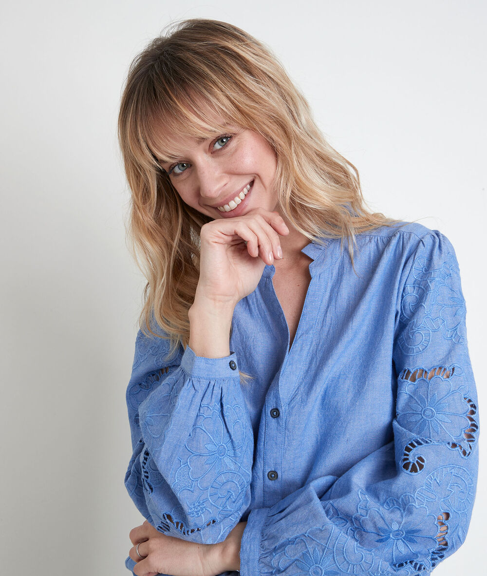 Blouse brodée tori ciel.