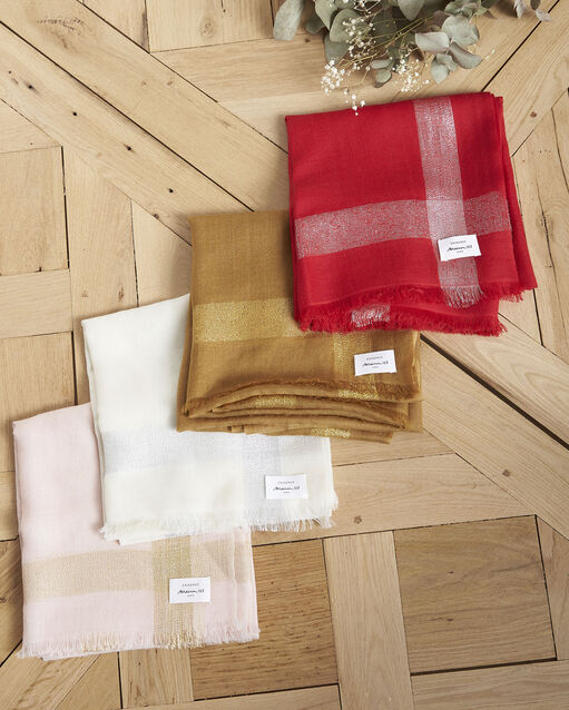 Foulard nude brillant galet poudre.