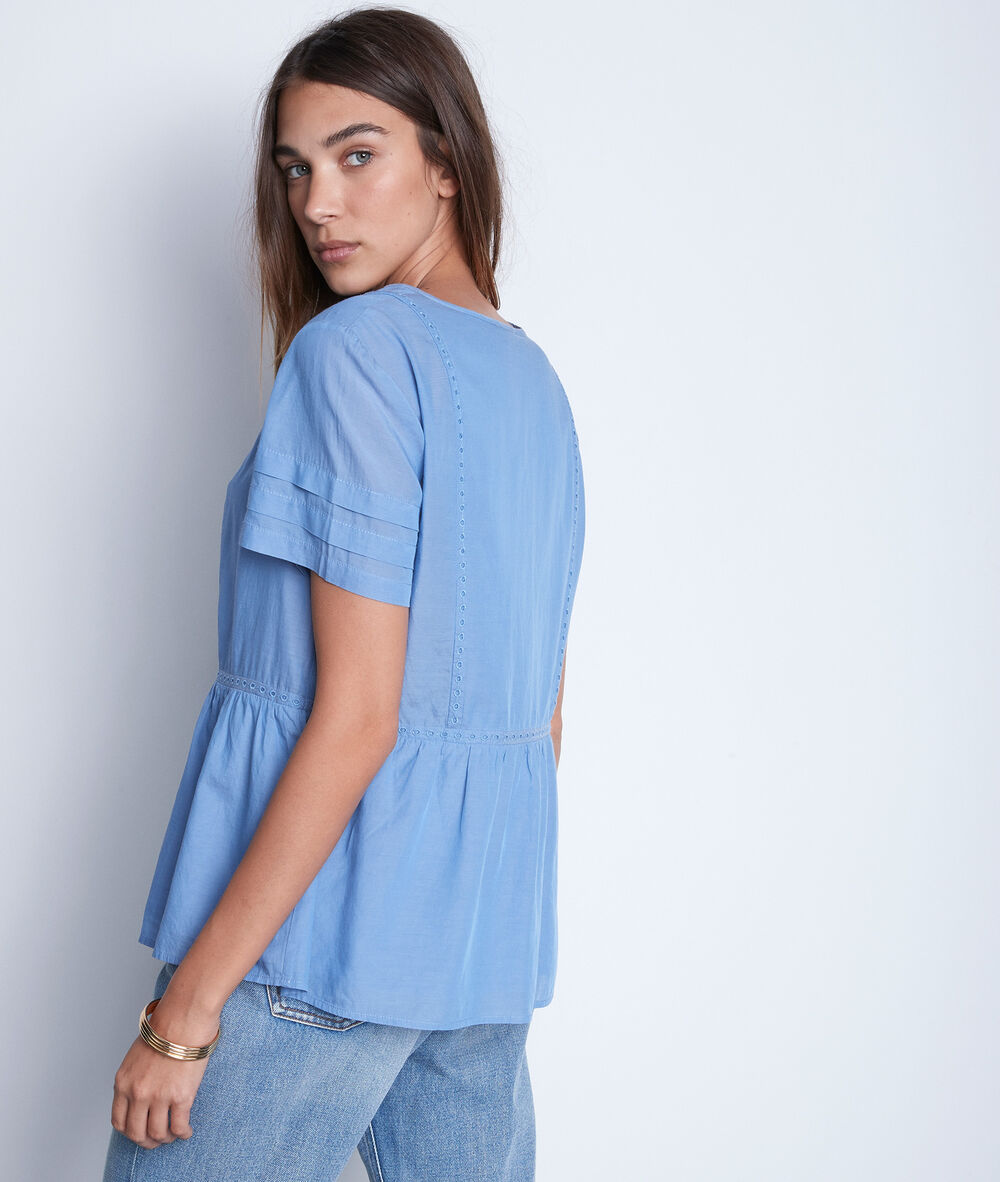 Blouse à manches courtes brodée bleu ciel auriane bleu clair.