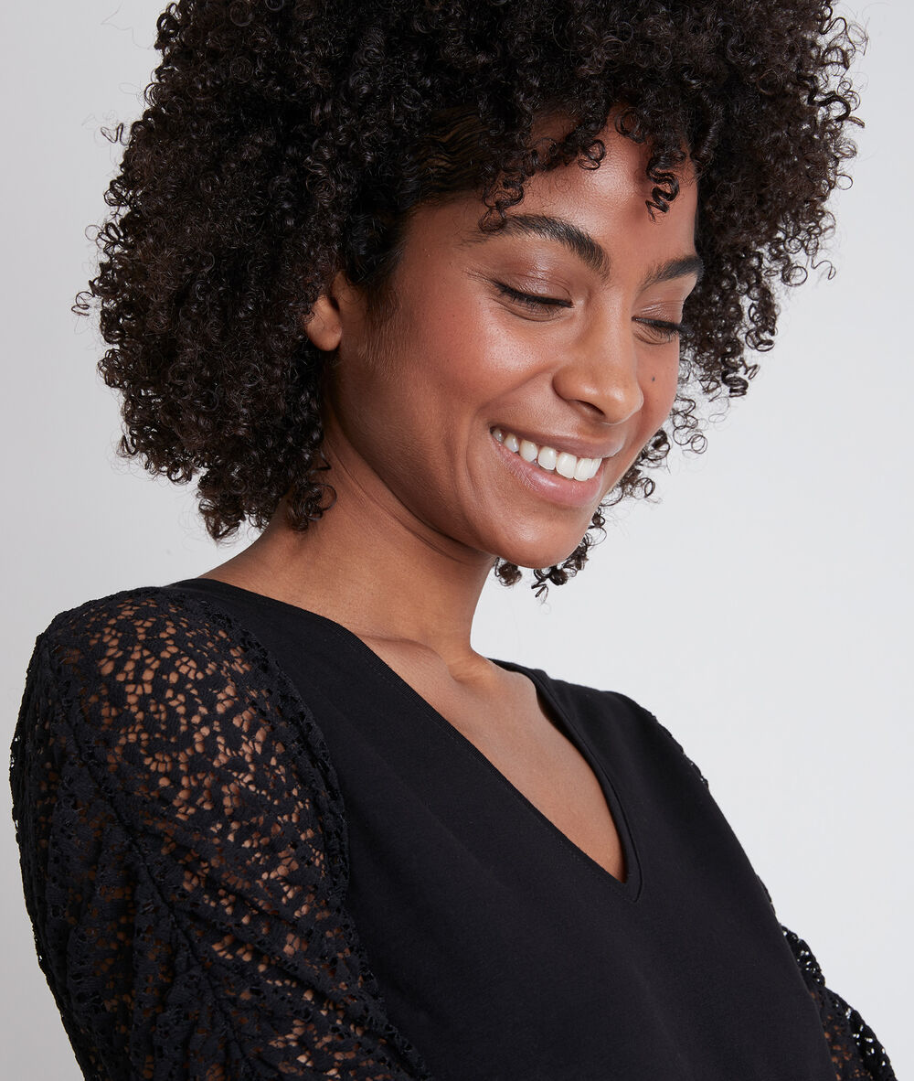 Tee-shirt noir en dentelle deva noir.