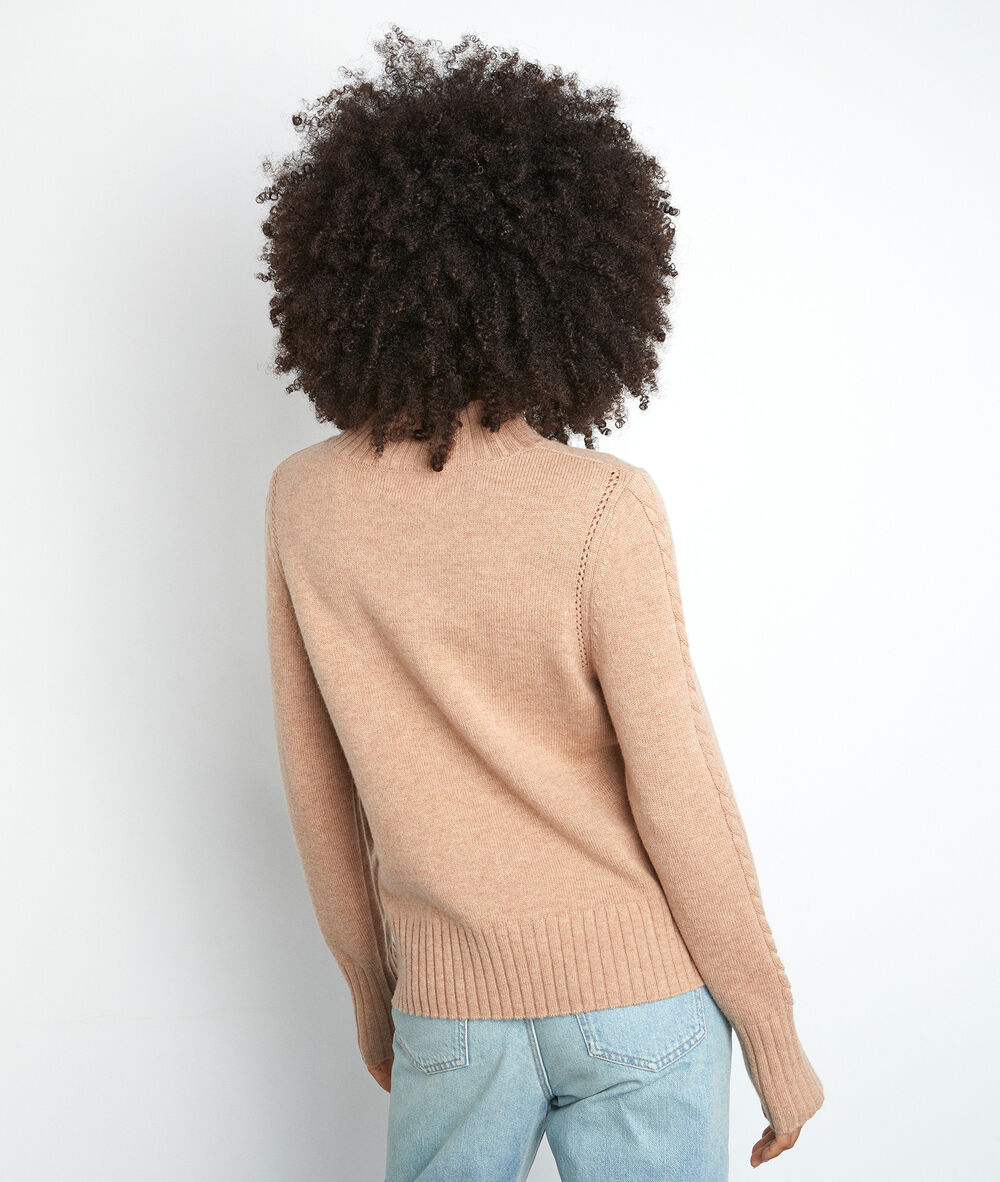 Pull en laine recyclée à col cheminée et torsades beige thalassa camel clair.