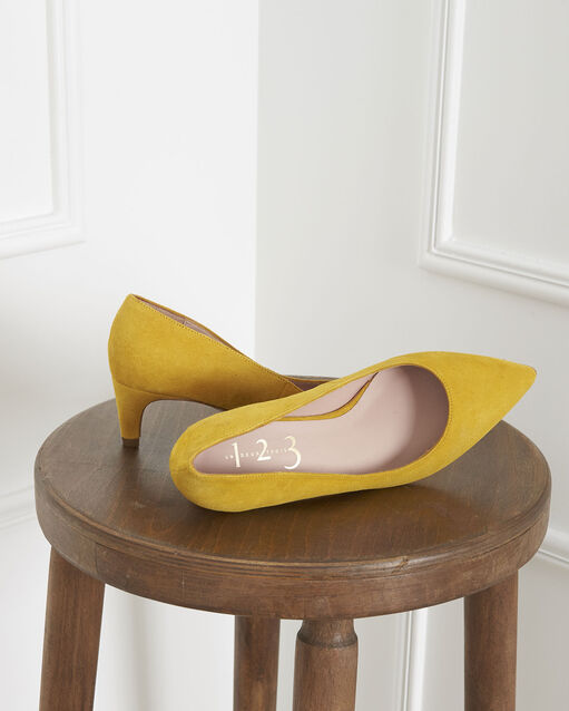 Escarpins jaunes en cuir velours lili ocre.