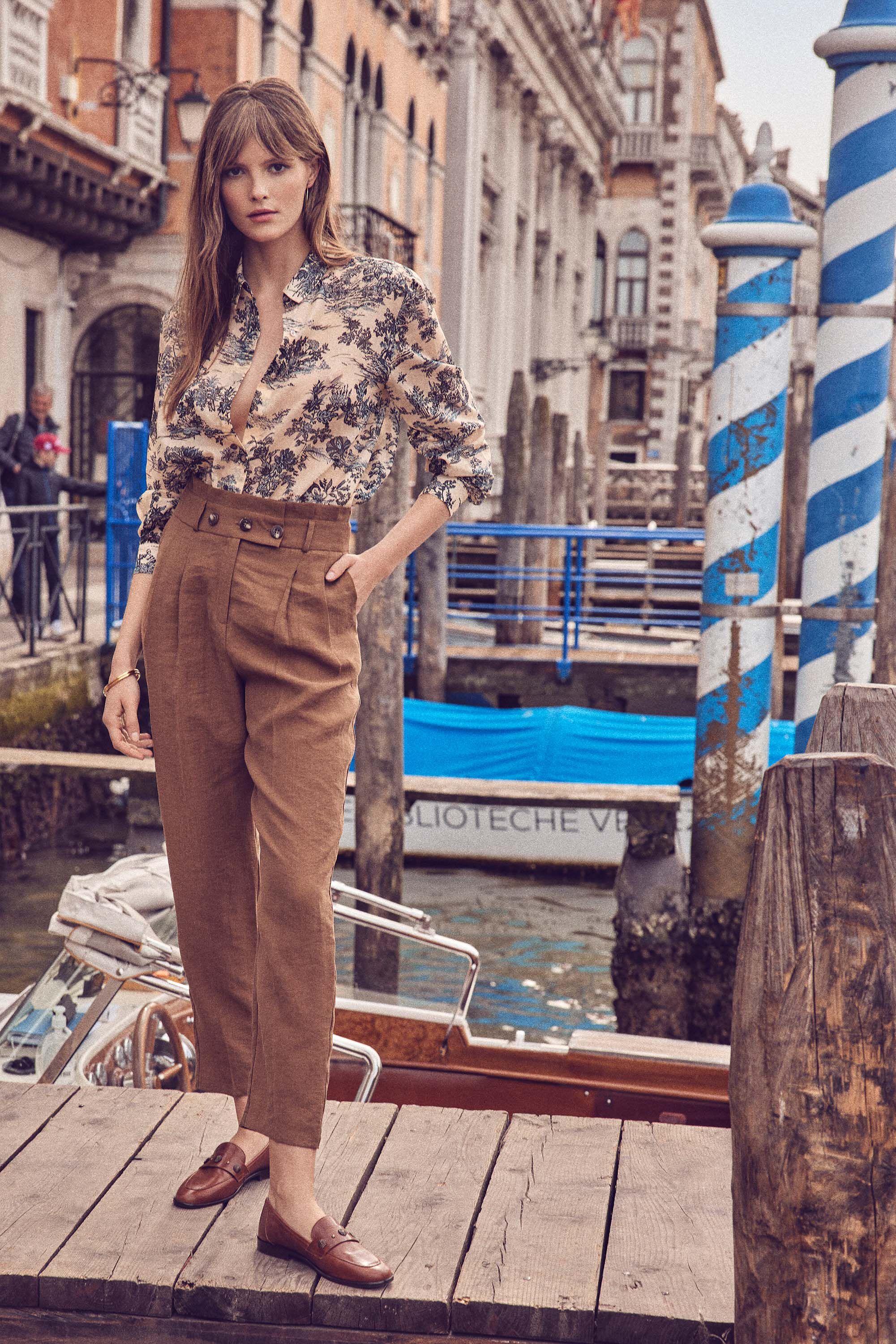 Mode Blouses Blouses portefeuille Givenchy Blouse portefeuille gris clair-blanc imprim\u00e9 allover
